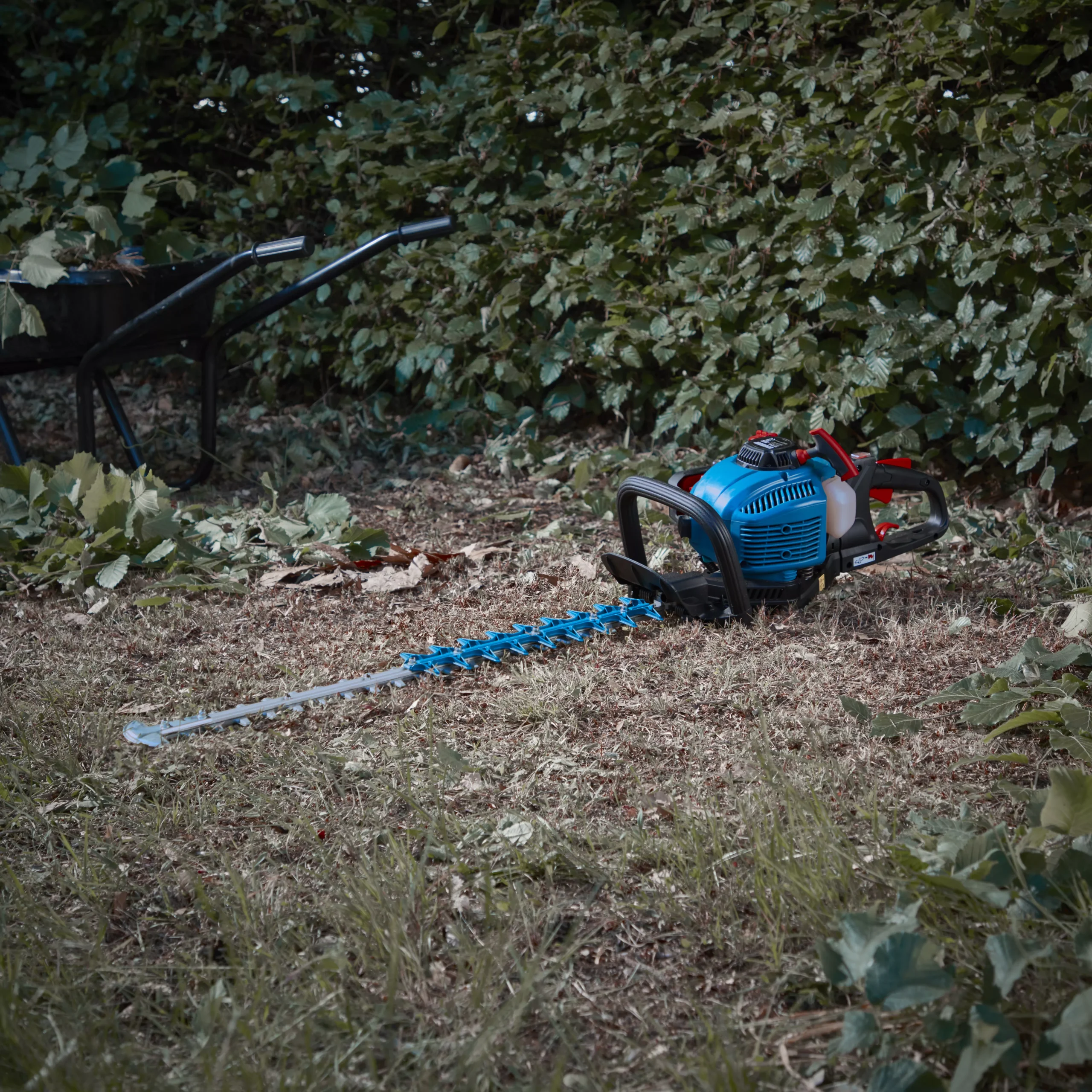 Erbauer 750mm Petrol Hedge Trimmer - Image 4