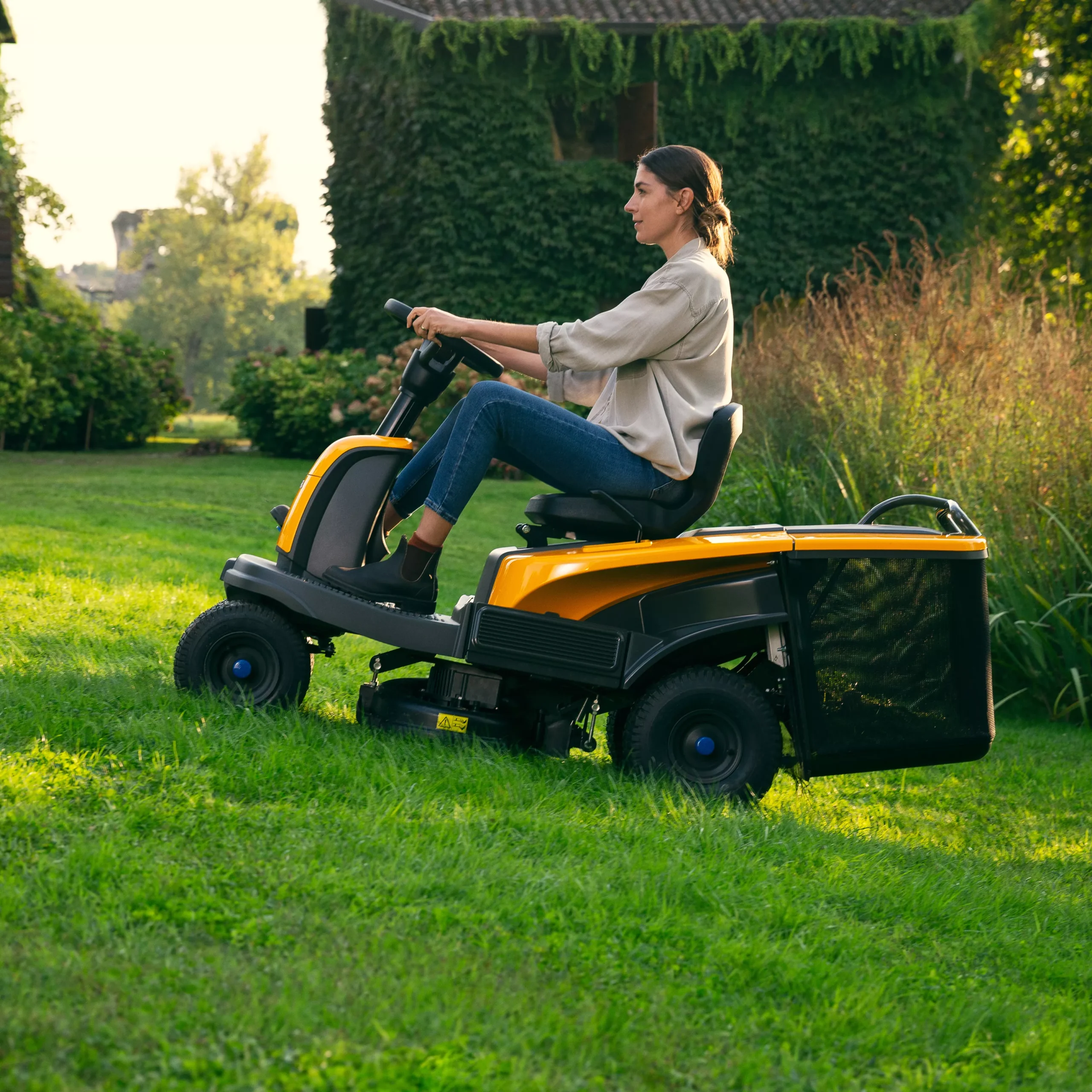 Stiga Battery-powered Ride-on Lawnmower 48V - Image 10